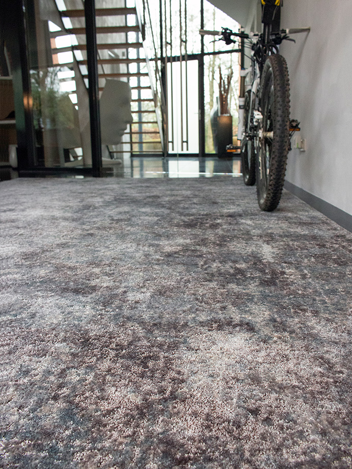 Foto: 237 Interfloor Imola Project Kleur 386 Industrial Aqua Vloerkleed Hal comfortabel geluiddempend isolerend