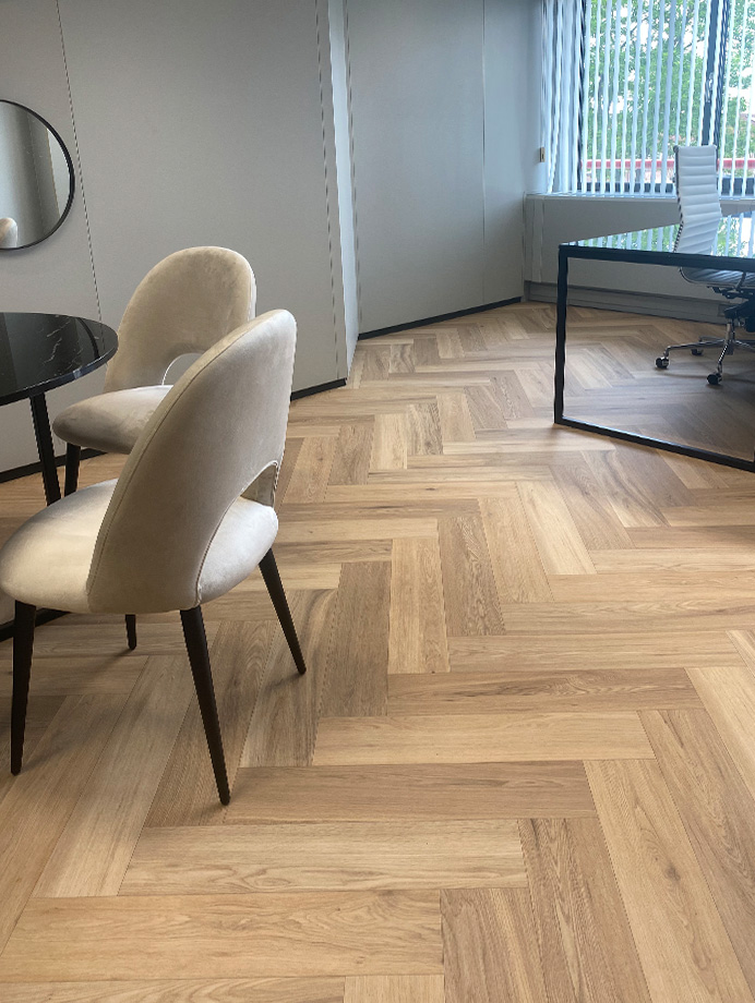 Foto: 763 Interfloor Dynamic Wood XL Fishbone Kleur F24 Visgraat XL Kantoorvloer