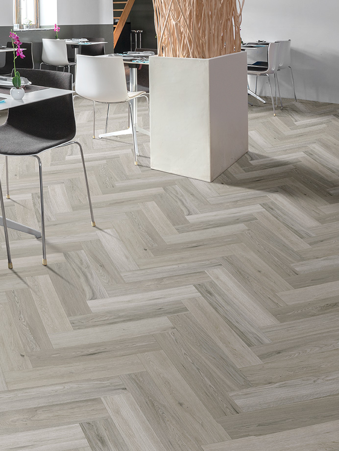 Foto: 763 Interfloor Dynamic Wood XL Fishbone Kleur F59 Restaurant Eetruimte visgraat vloer