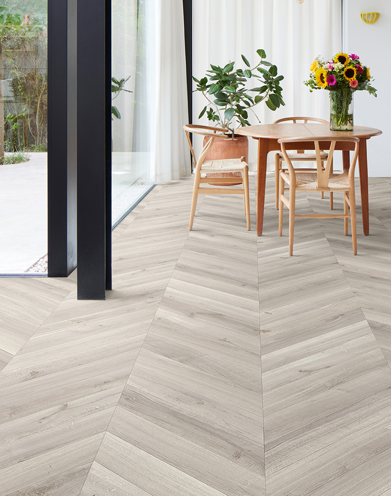 Foto: Interfloor Dynamic hongaarsepunt kleurH17 eetkamer vloer black tex back