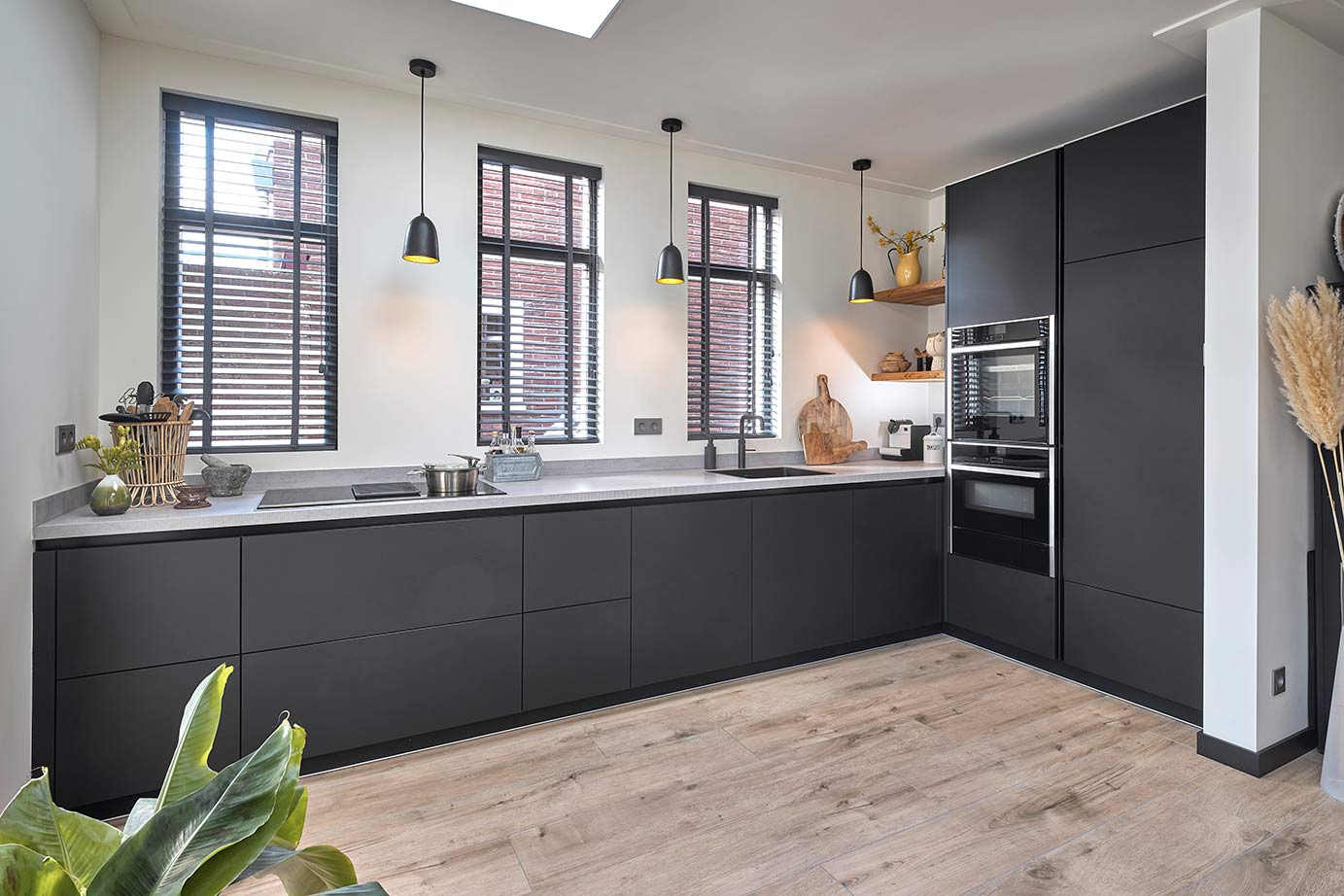 Foto : Mat zwarte keuken met kastenwand past perfect