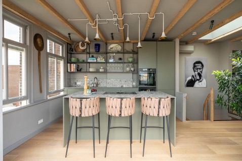 Foto : Keuken in olijfgroen, perfect passend bij bijzondere woning