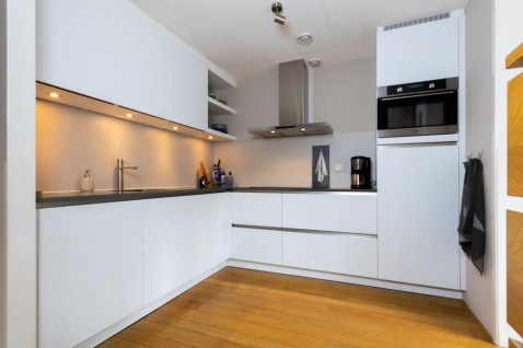 Foto : Een witte keuken met Bokmerk wand