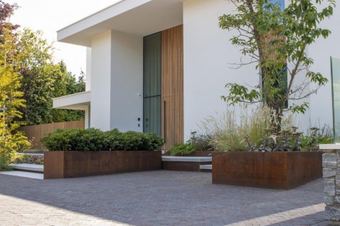 Foto : Maatwerk boom/bloembakken in naturel corten staal. Made by Zeno Products.