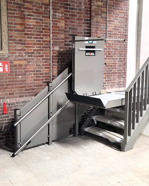 Foto : GTL plateautraplift: maatwerk voor optimale toegankelijkheid