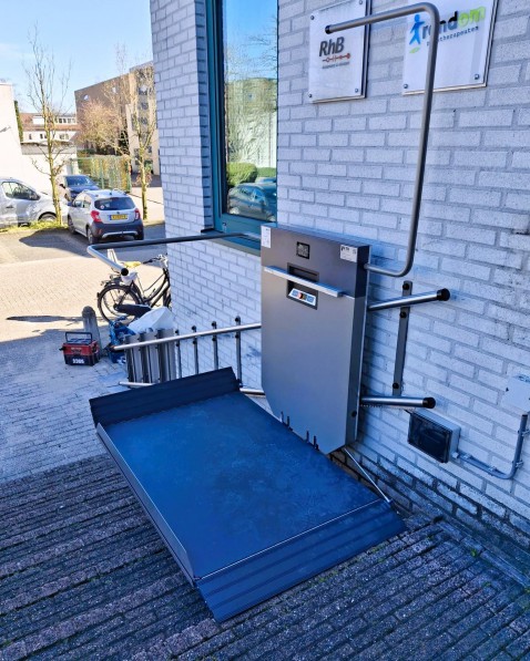 Foto : GTL plateautraplift voor veilig en comfortabel hoogteverschil overbruggen