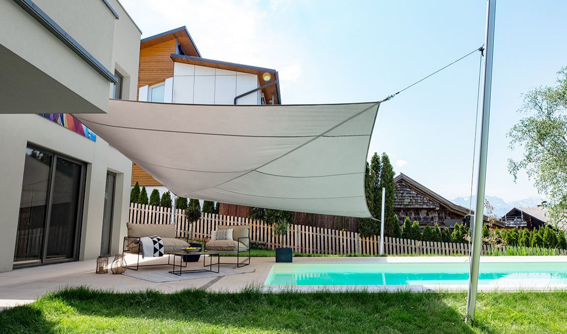 Foto: Oprolbaar schaduwdoek boven terras