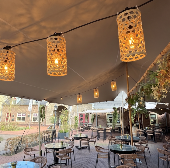 Foto: Sfeervolle rotan lampenkapjes stretchtent