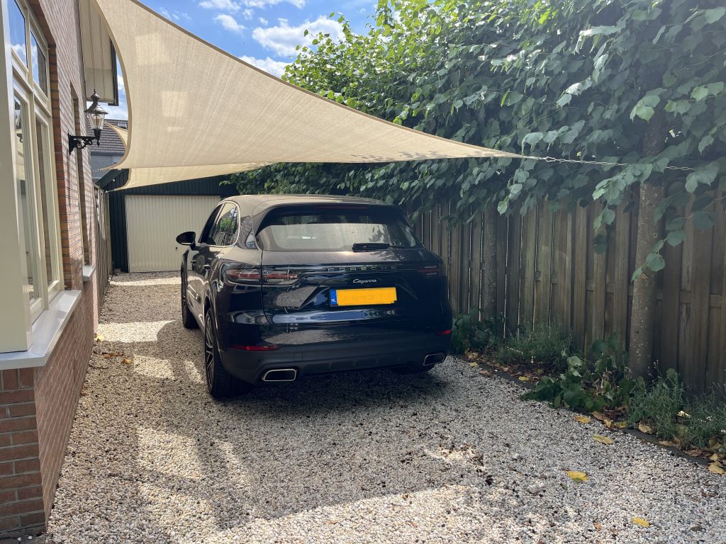 Foto : Auto beschermen tegen vallende eikels: waarom een schaduwdoek werkt