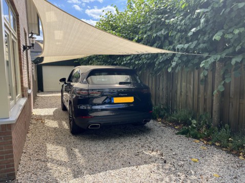 Foto : Auto beschermen tegen vallende eikels: waarom een schaduwdoek werkt