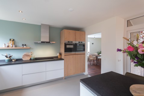 Foto : Nieuwe keuken zonder verbouwing? Zo werkt keukenrenovatie