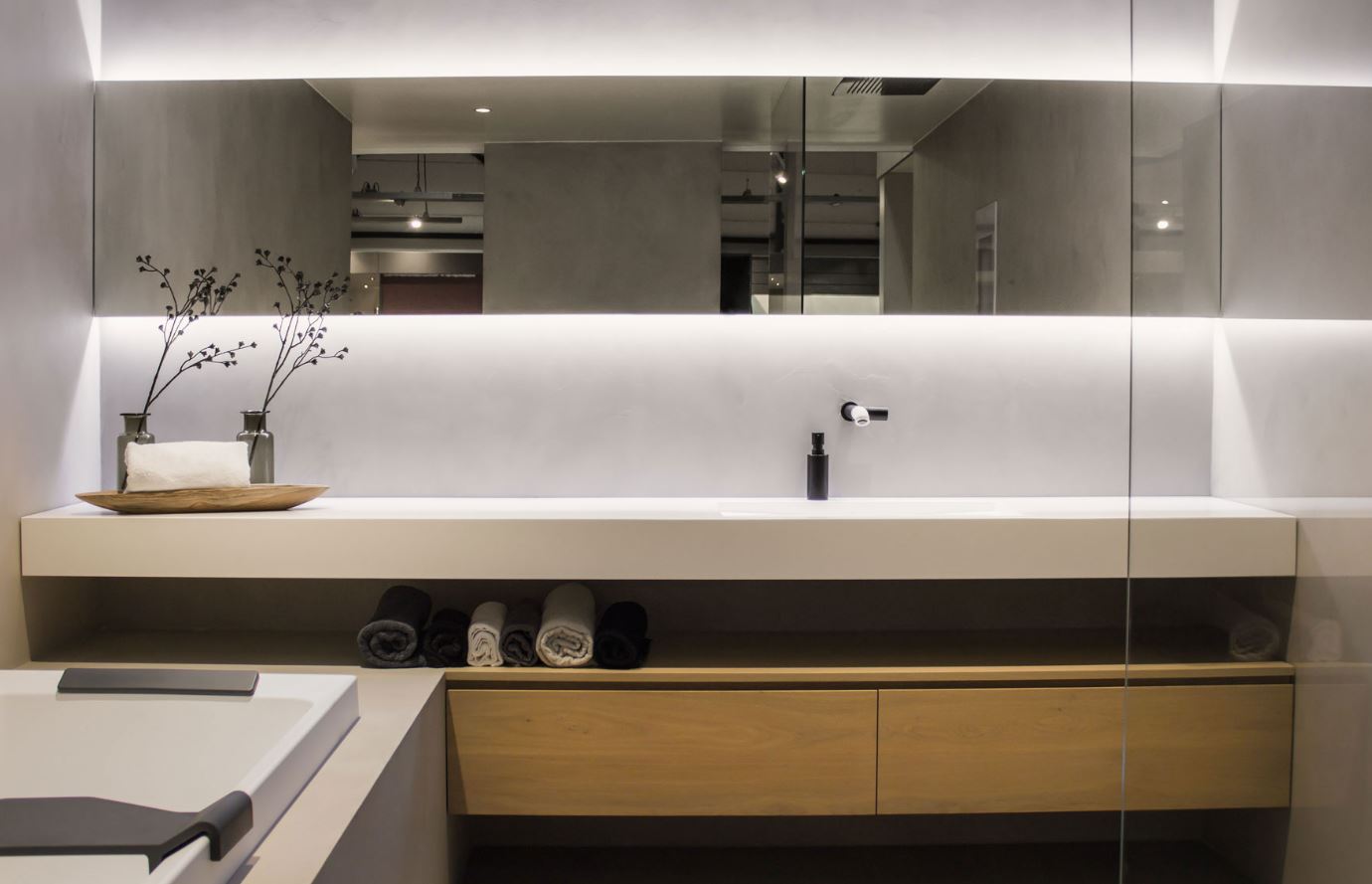 Foto: Flavio Maatwerk Spiegel met LED indirect boven en onder   sensorschakelaar onder 1208889562