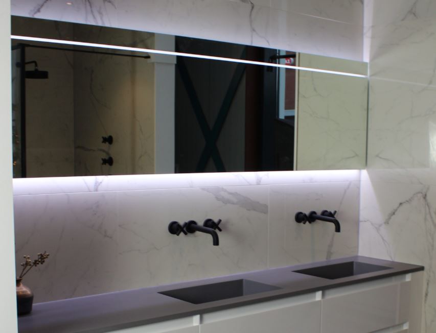 Foto: Flavio Maatwerk Spiegel met LED indirect onder   LED balk direct boven   sensorschakelaar onder 1208889592   2