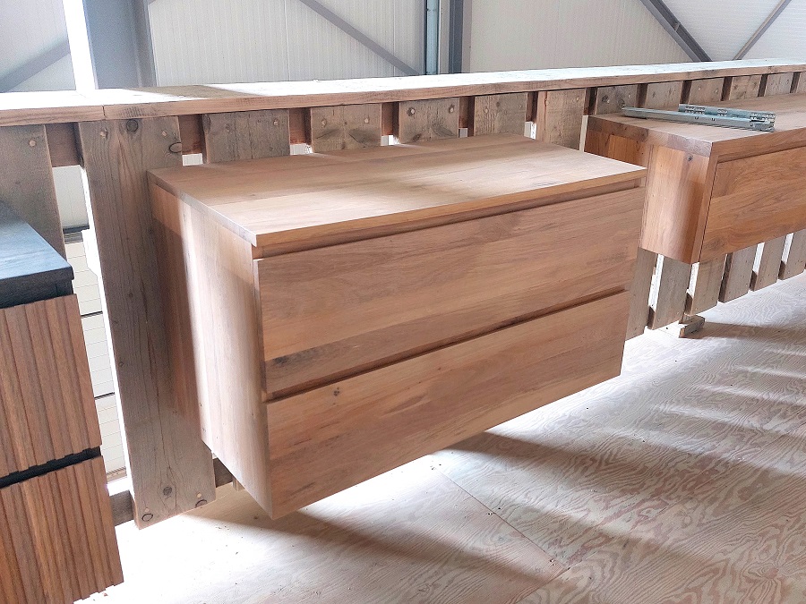 Foto: badkamermeubel op maat van massief hout