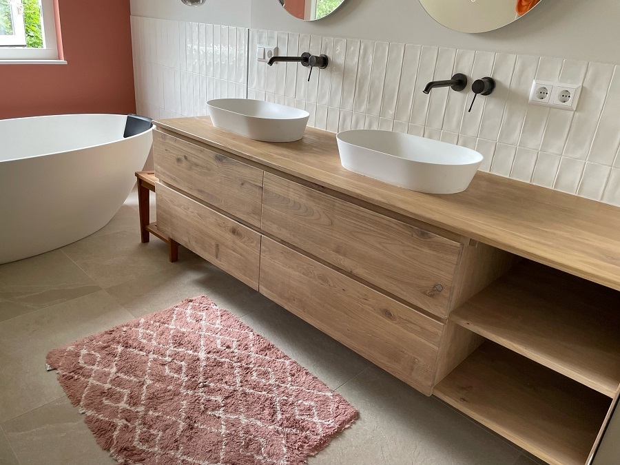 Foto: groot eiken badkamermeubel met laden en vakken