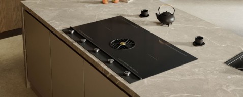 Foto : Bertazzoni presenteert nieuwe inductiekookplaten met matzwarte afwerking en draaiknoppen