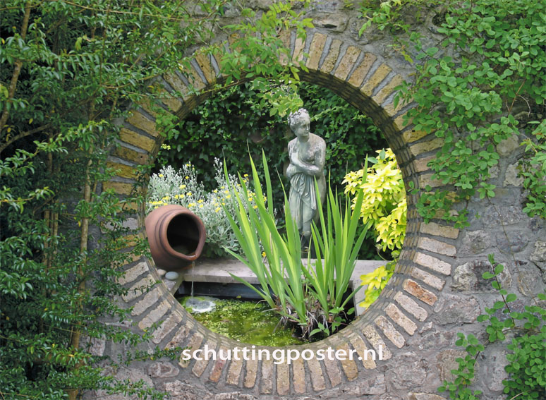Foto: Tuinposter stenen doorkijk geheime tuin met vijver