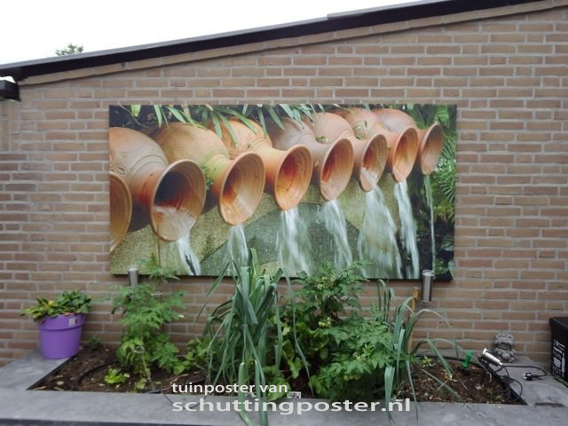 Foto: tuinposter waterkruiken van schuttingposternl opgespannen