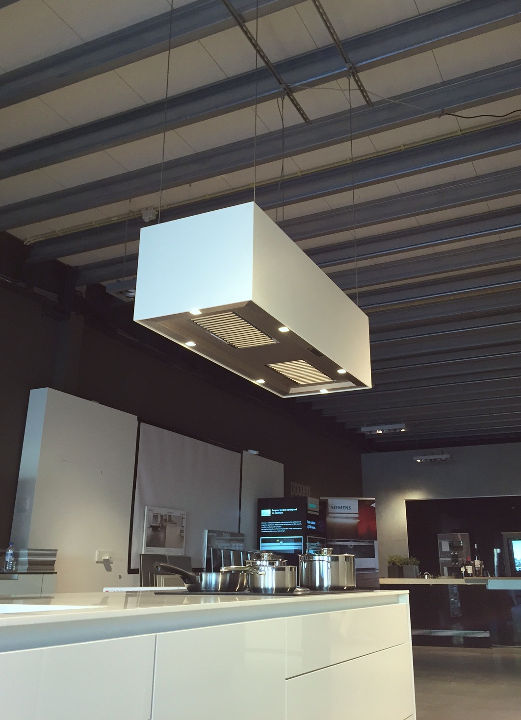 Foto: aXiair DMU Himacs Poggenpohl 1220x450 3