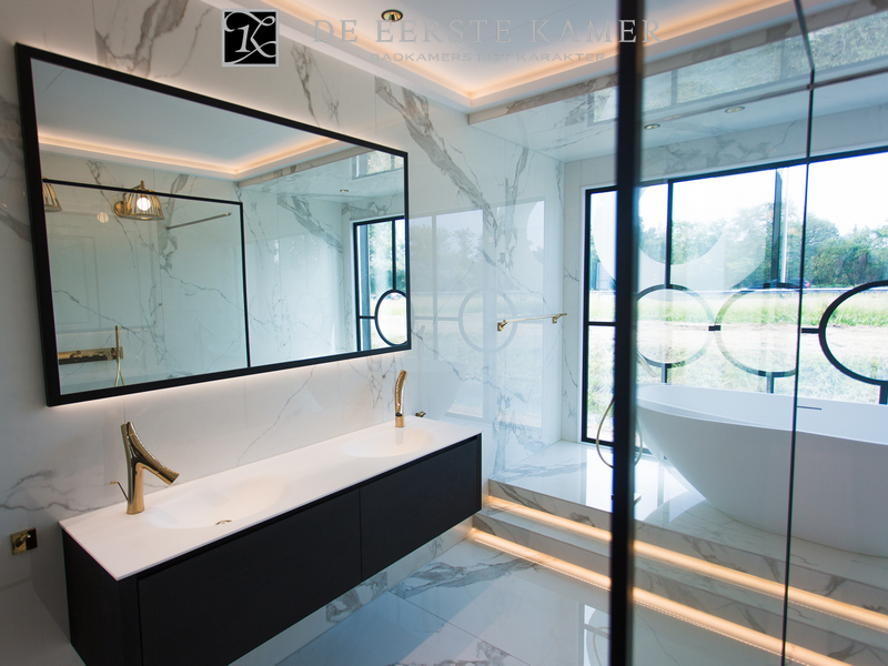 Foto: Design badkamer met goud en marmer