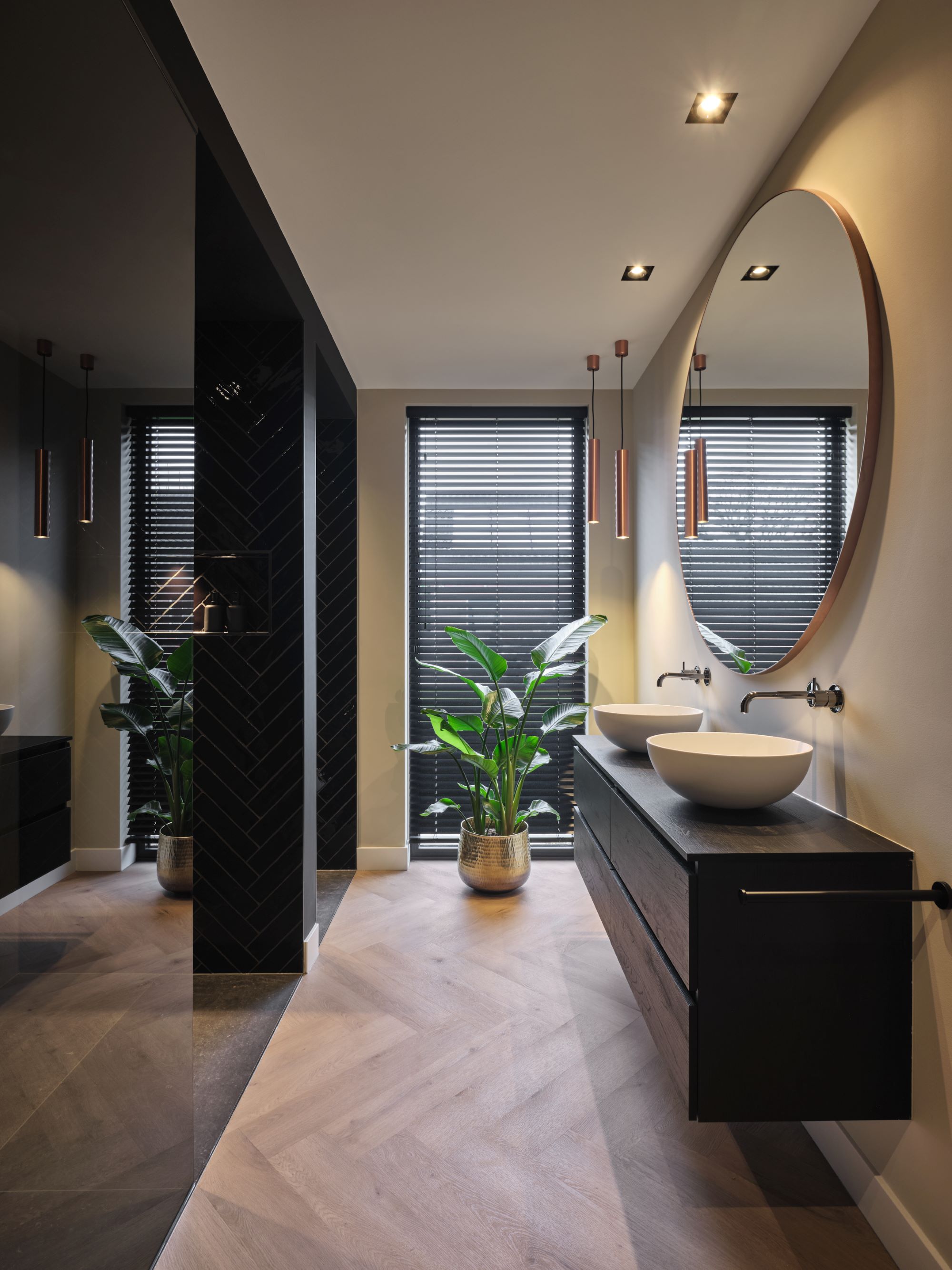 Foto : Een stijlvolle badkamer in donkere tinten