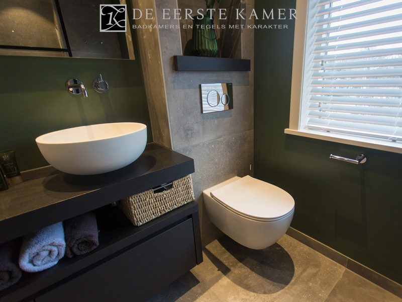 Foto: Sfeervolle badkamer met groene wanden