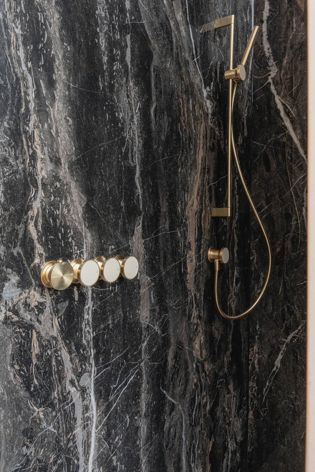 Foto: Showroom luxe Black amp Gessi DEK copy GvdB  17 