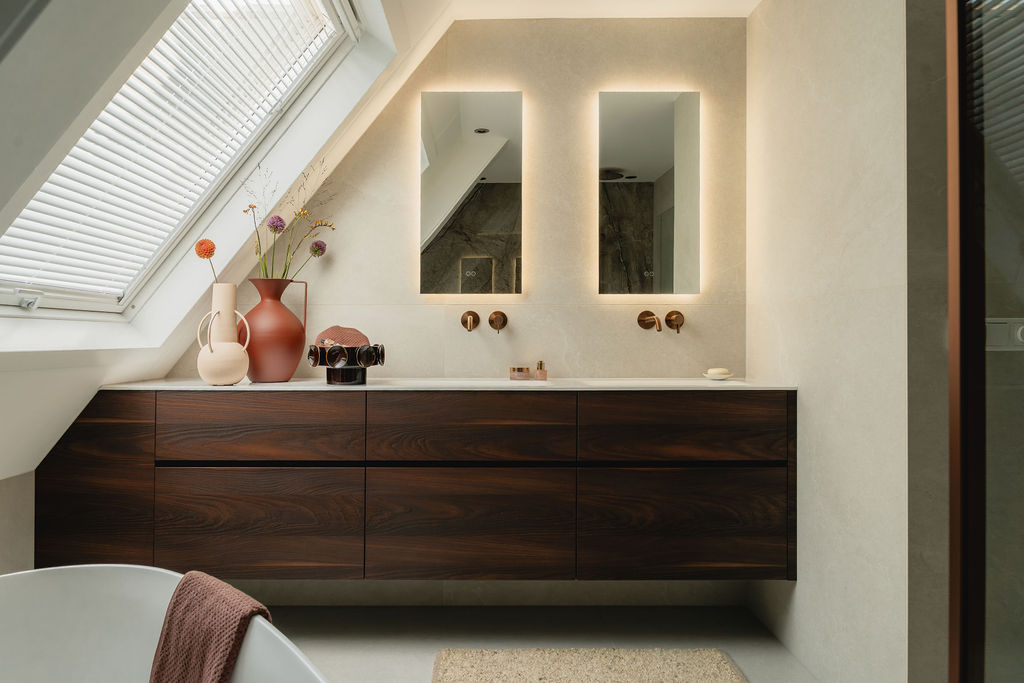 Foto : Ruimtelijke badkamer met schuine wand