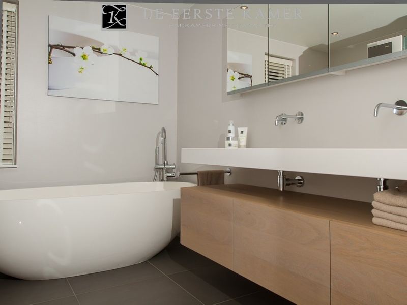 Foto: Vrijstaand bad en design badkamermeubel