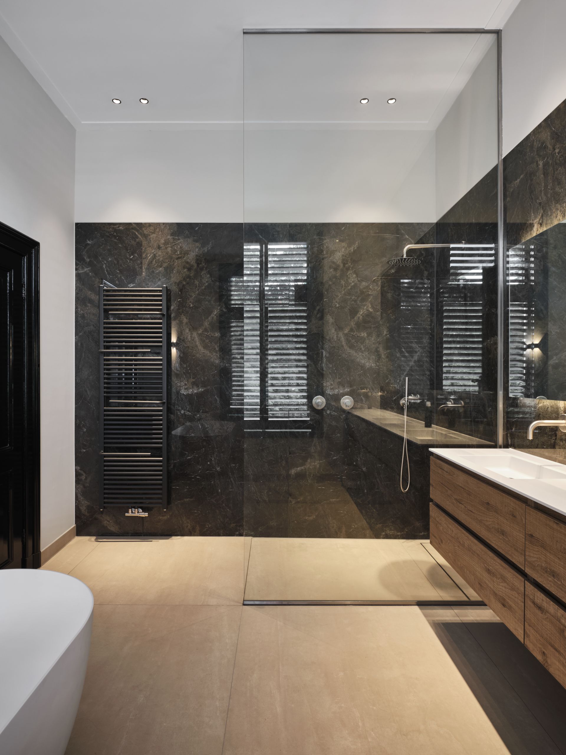 Foto: een badkamer met een moderne uitstraling      eerste kamer badkamers   002