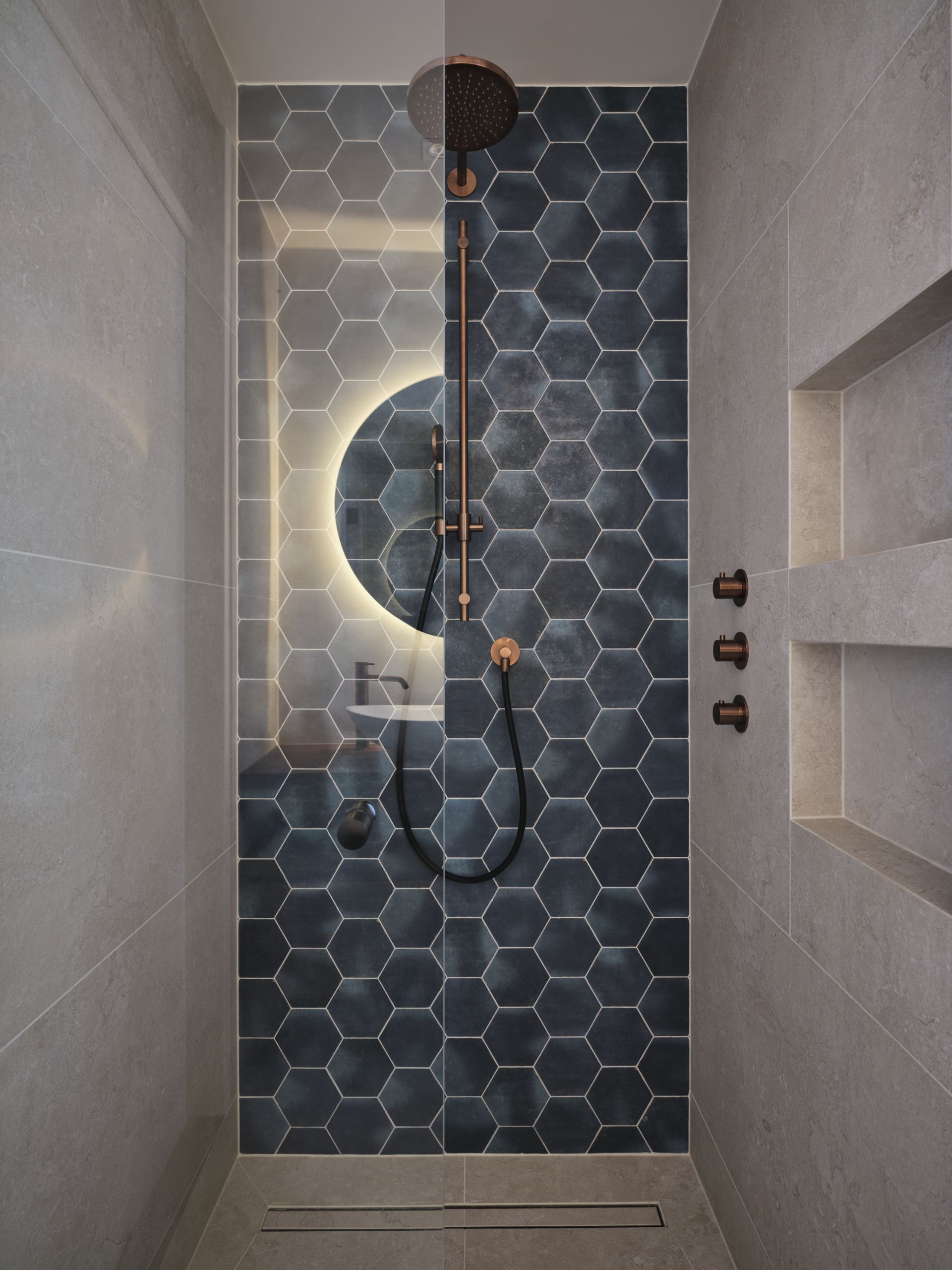 Foto: een frisse look met blauwe hexagon tegels    eerste kamer badkamers   001