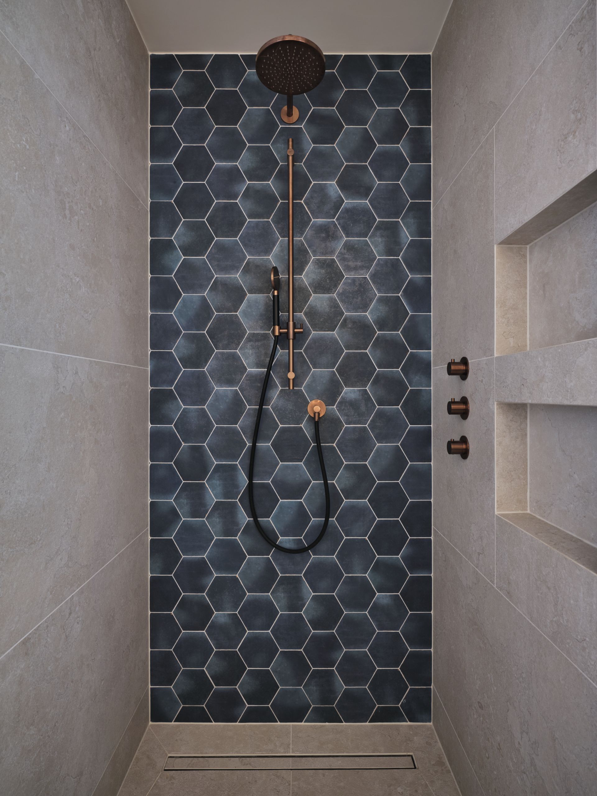 Foto: een frisse look met blauwe hexagon tegels    eerste kamer badkamers   002