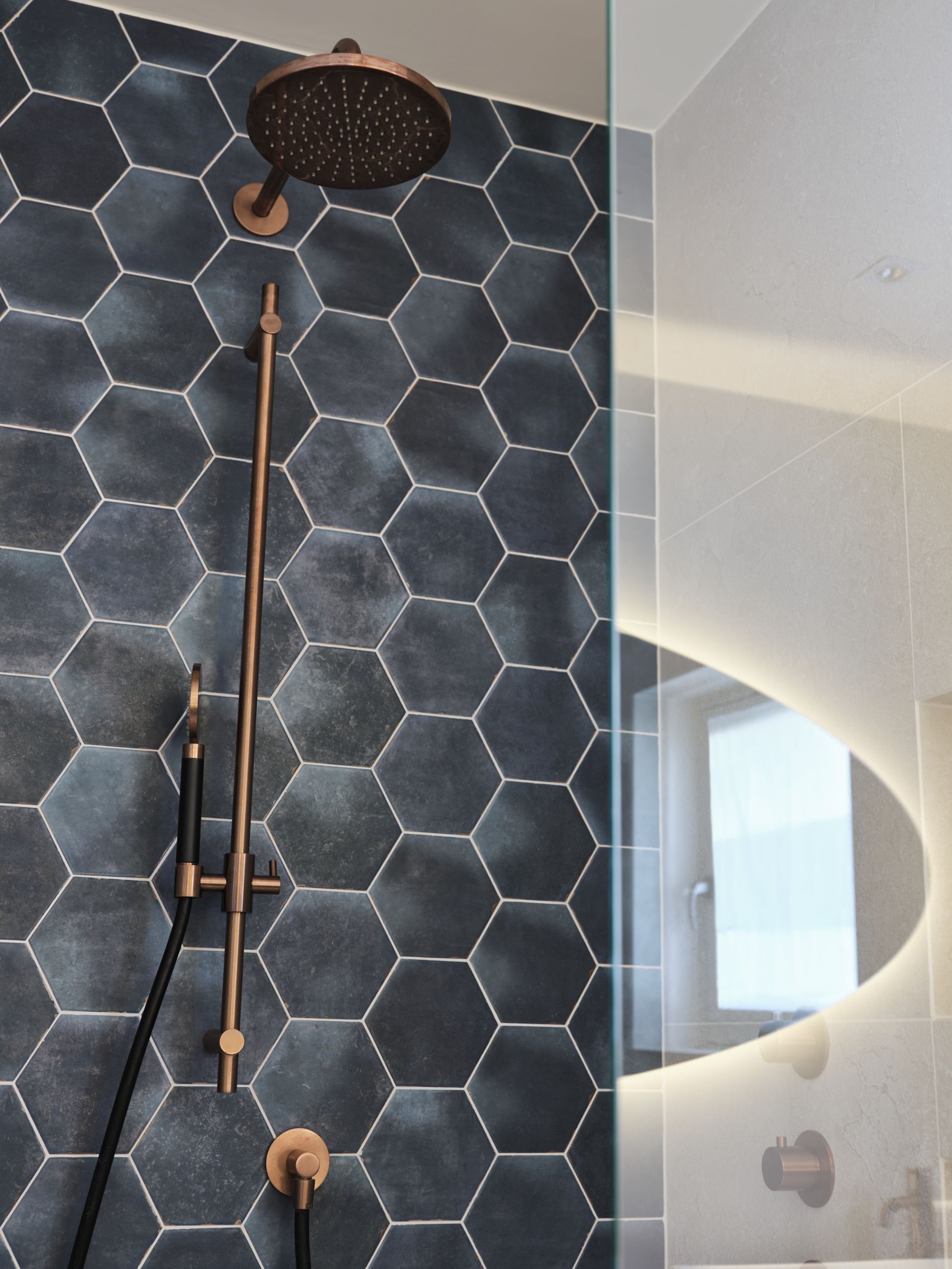 Foto: een frisse look met blauwe hexagon tegels    eerste kamer badkamers   006
