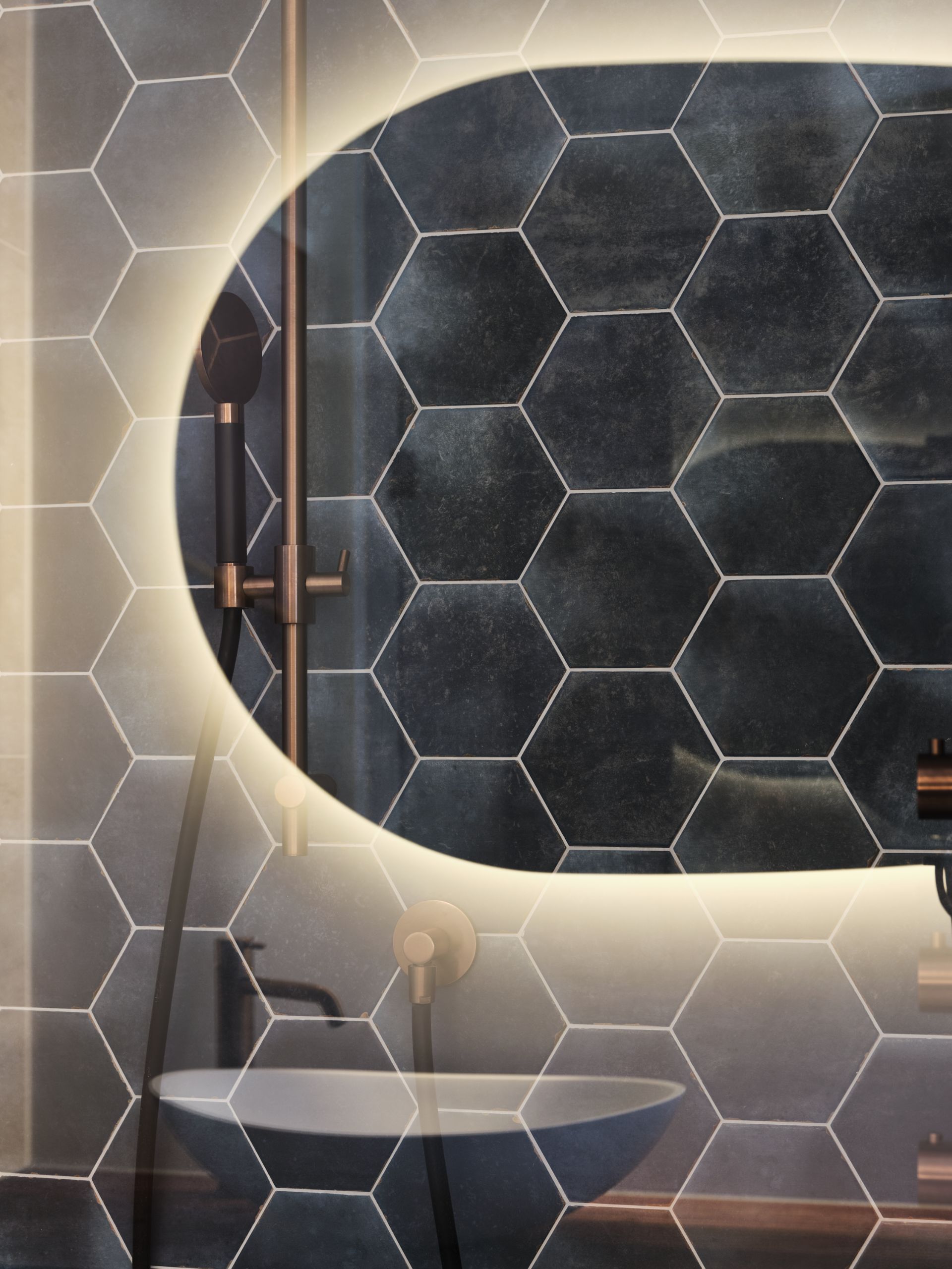 Foto: een frisse look met blauwe hexagon tegels    eerste kamer badkamers   007