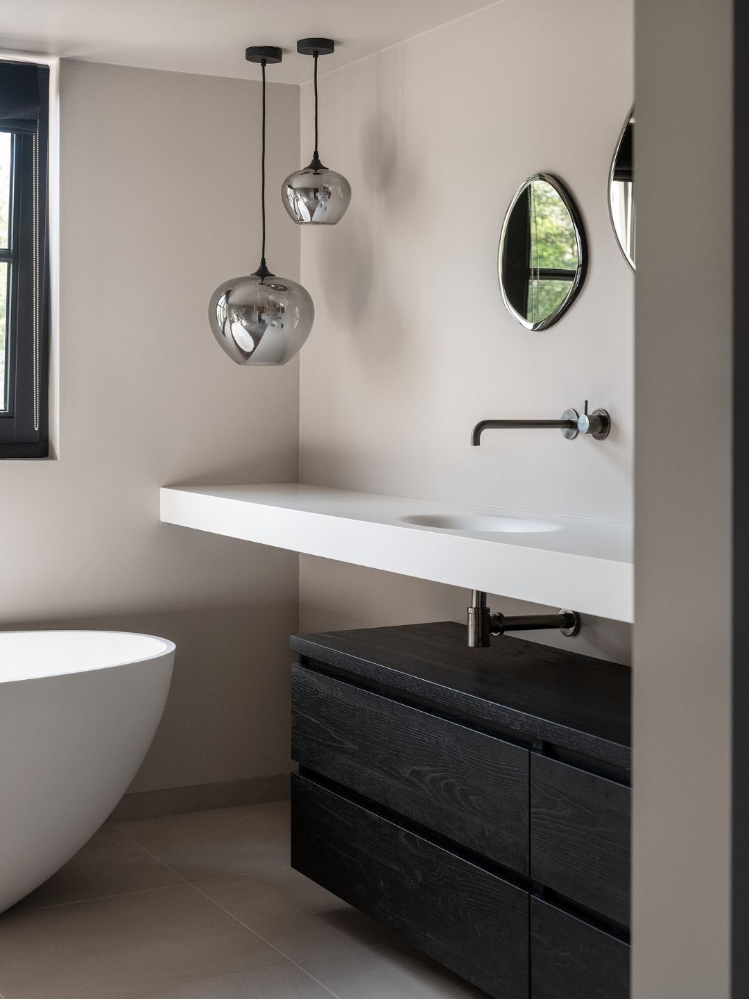 Foto: gestucte wand badkamer