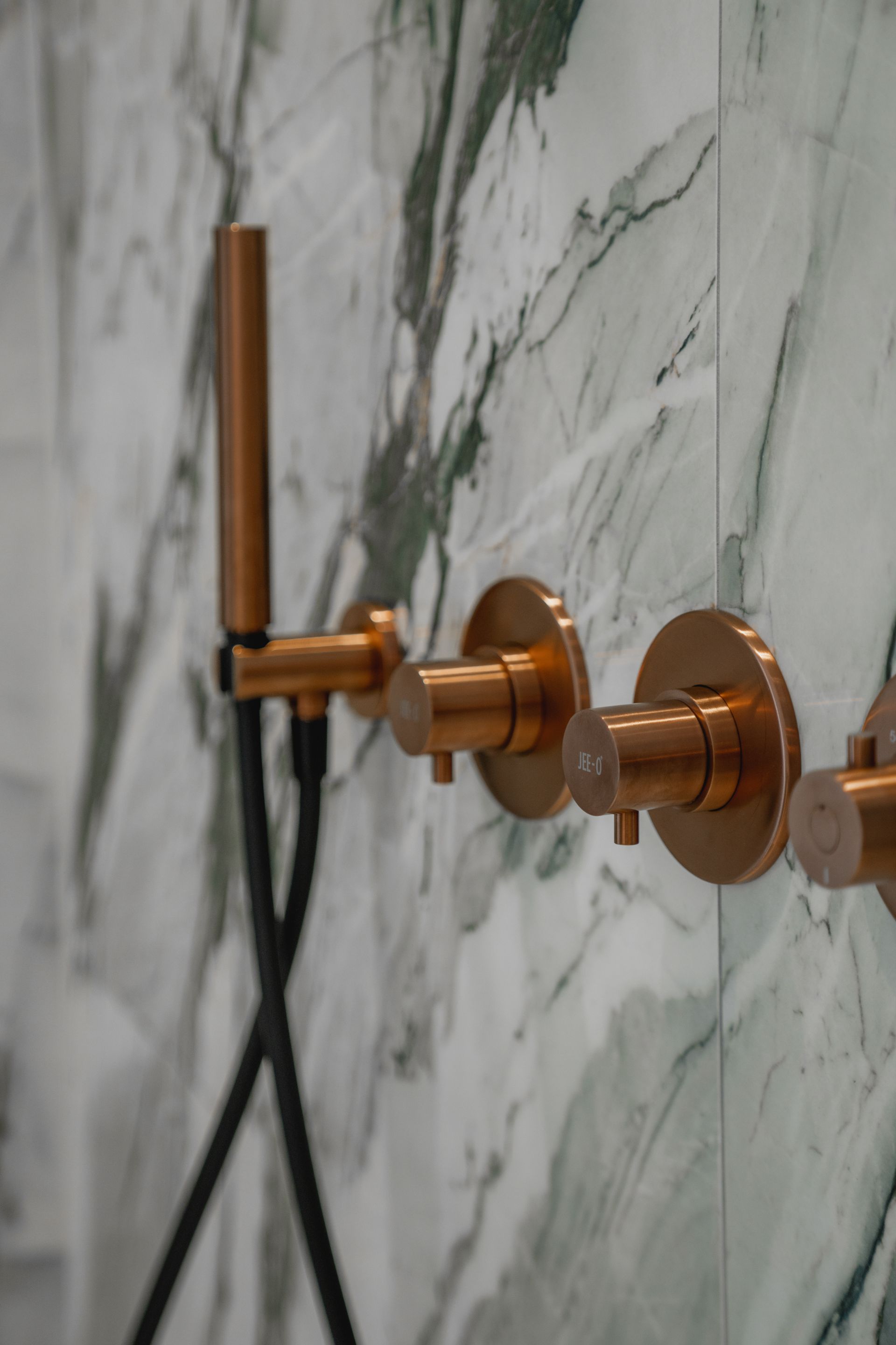 Foto: groene tegel showroom badkamer   eerste kamer badkamers   001