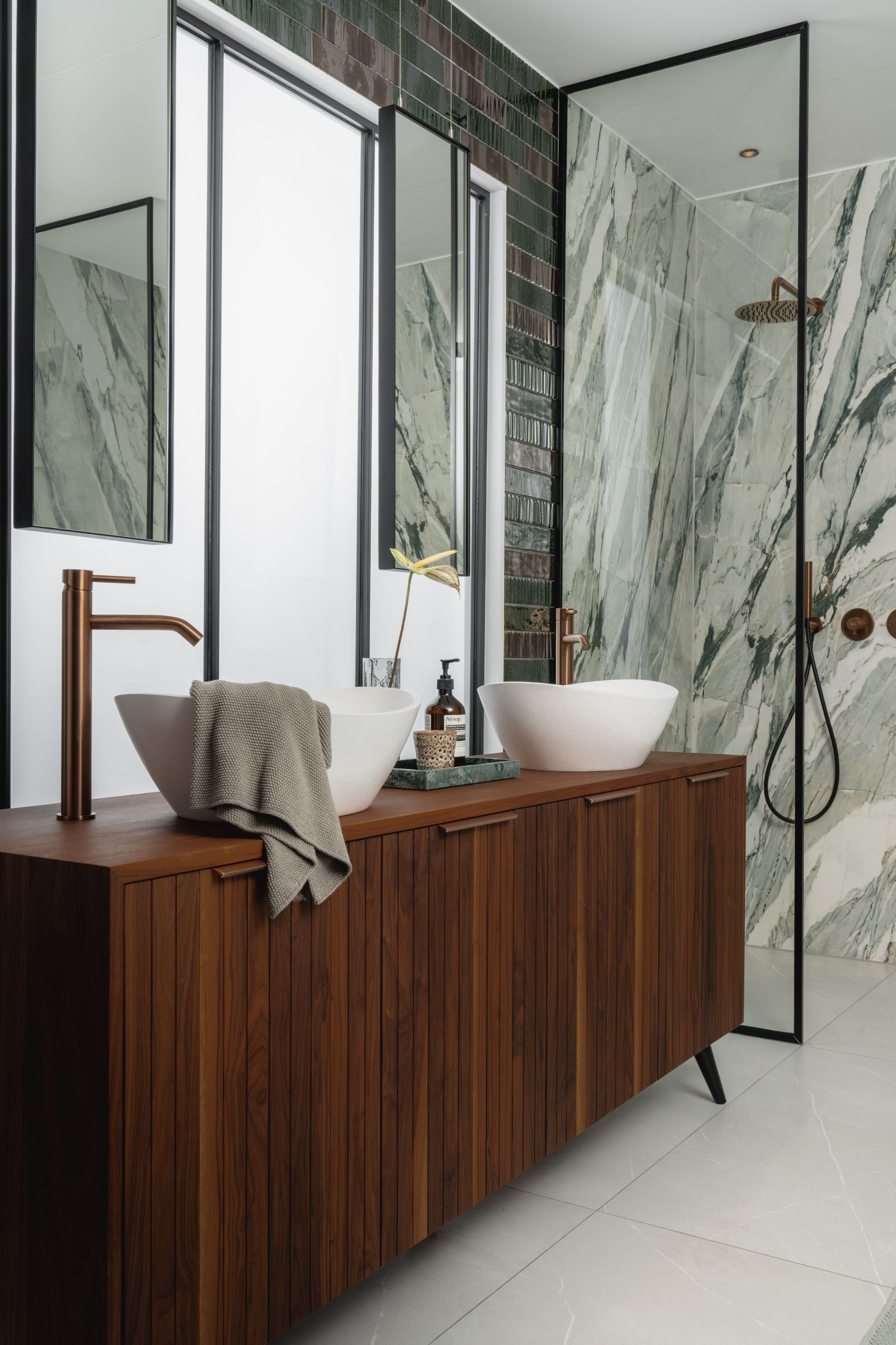 Foto: groene tegel showroom badkamer   eerste kamer badkamers   008