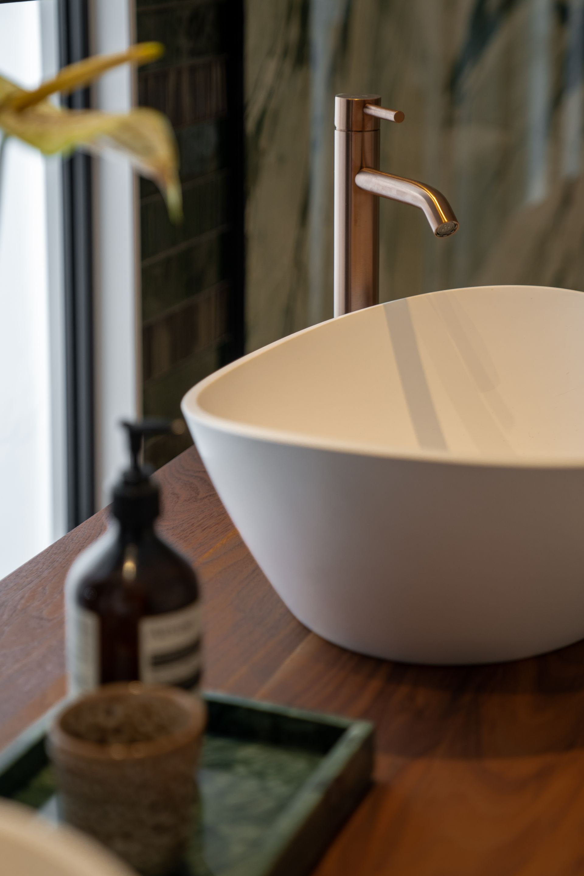 Foto: groene tegel showroom badkamer   eerste kamer badkamers   009