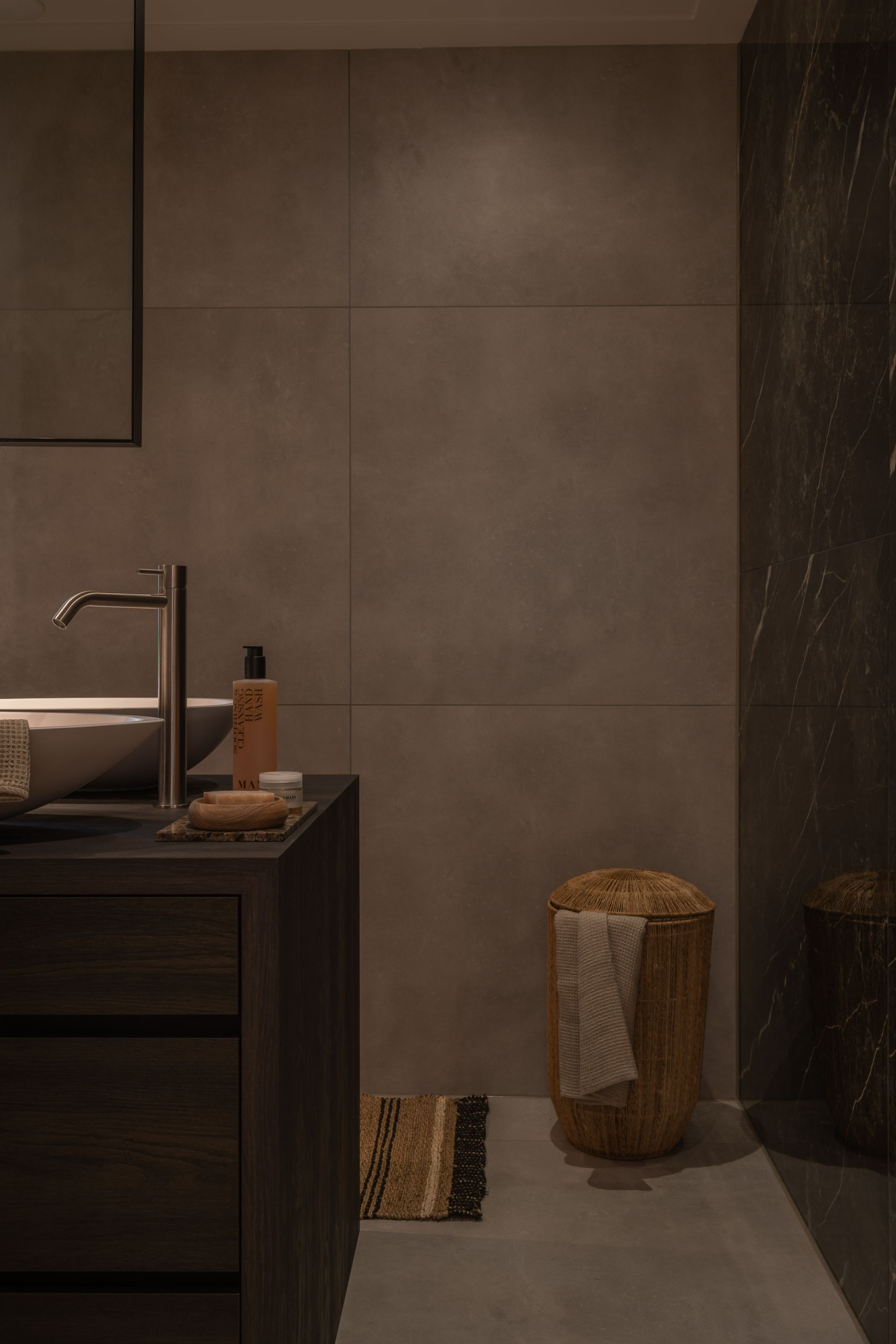 Foto: jaloersmakende  moderne kleine badkamer  eerste kamer badkamers   005