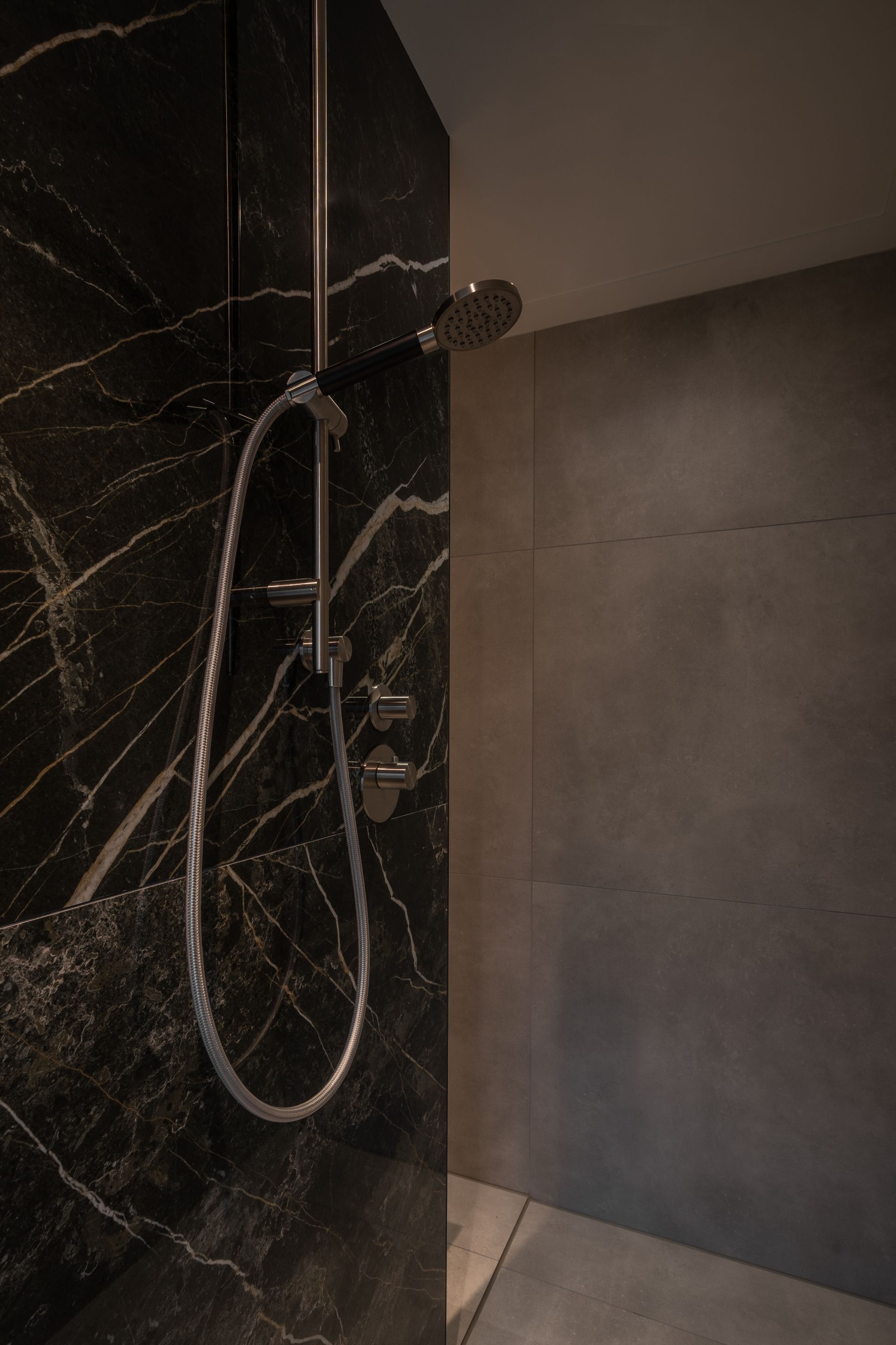 Foto: jaloersmakende  moderne kleine badkamer  eerste kamer badkamers   007