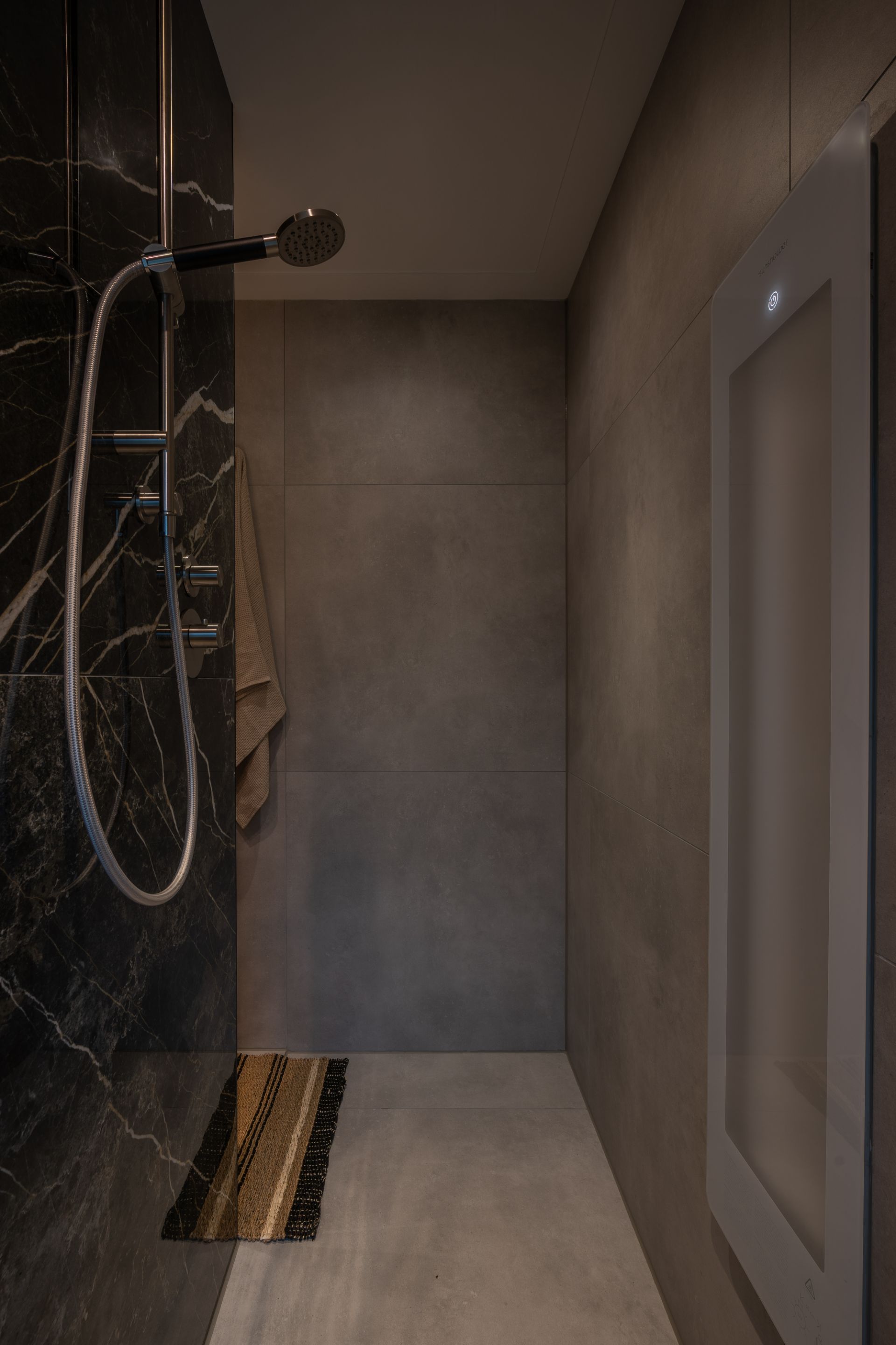 Foto: jaloersmakende  moderne kleine badkamer  eerste kamer badkamers   008