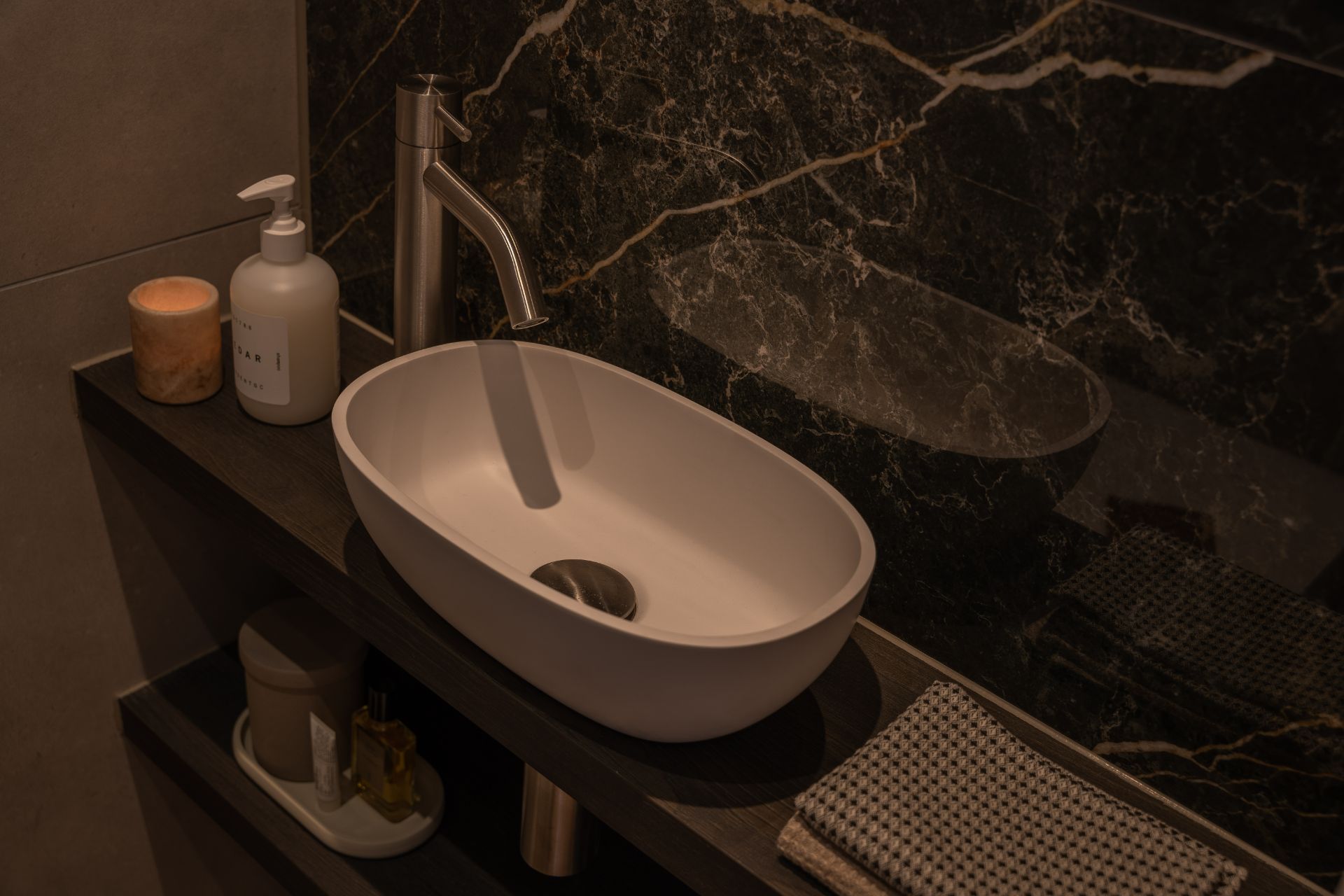 Foto: jaloersmakende  moderne kleine badkamer  eerste kamer badkamers   014