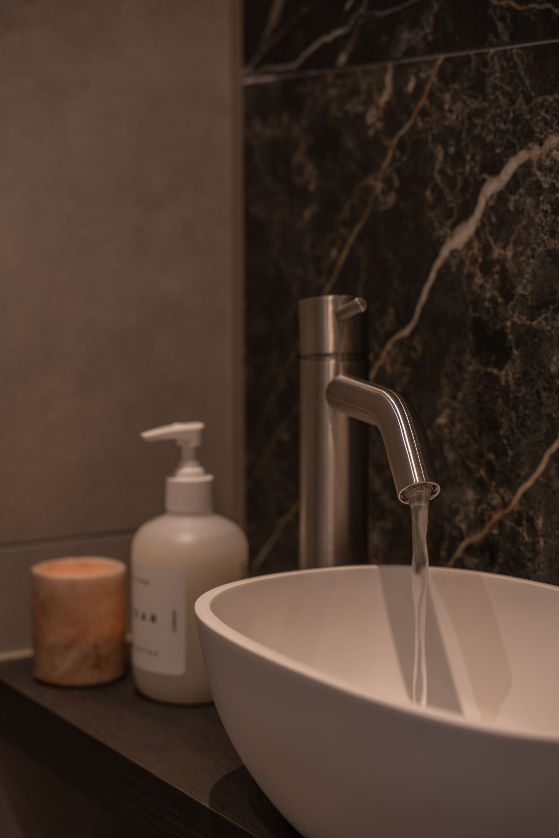 Foto: jaloersmakende  moderne kleine badkamer  eerste kamer badkamers   017