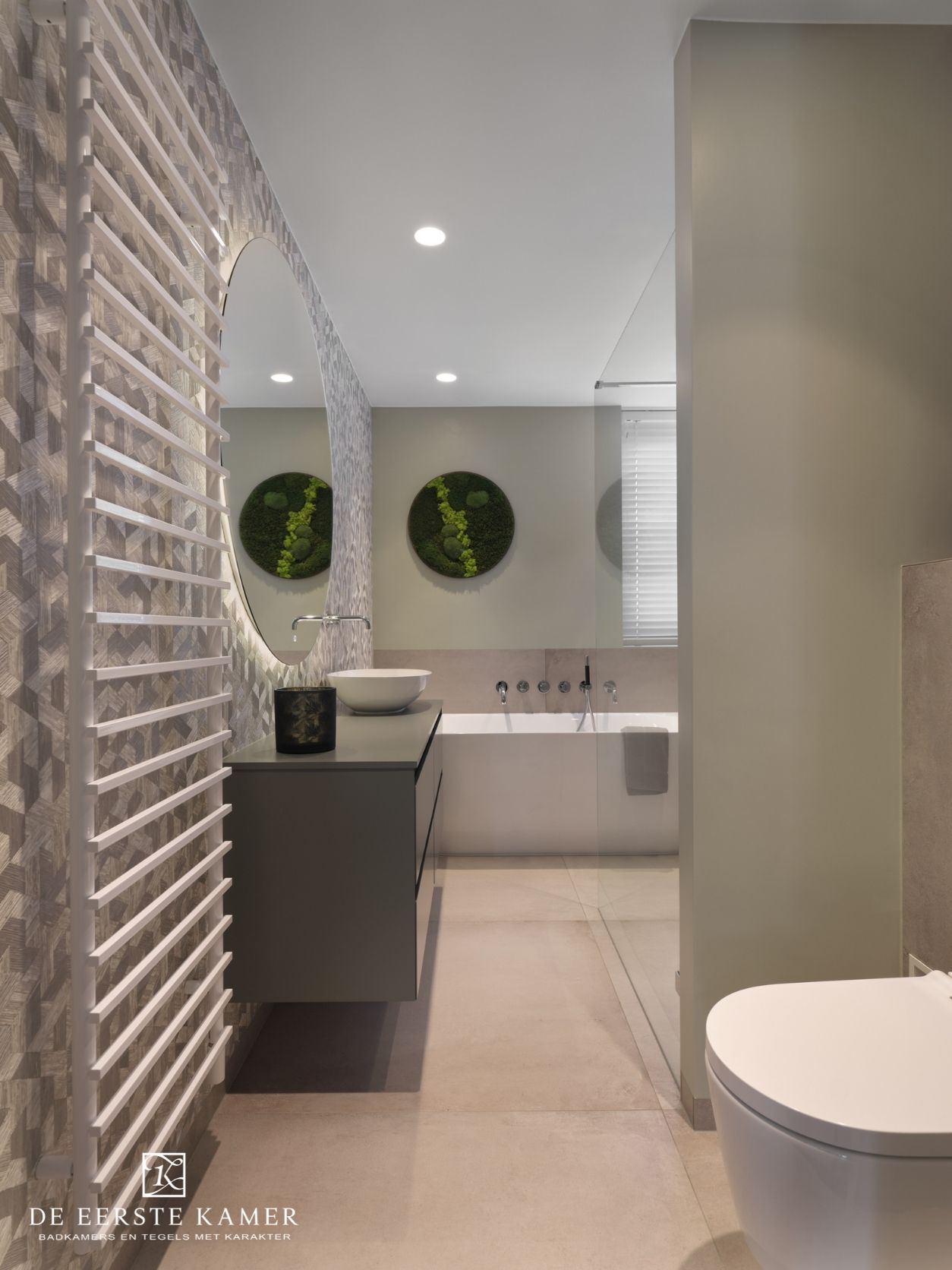 Foto: luxe badkamer met behang