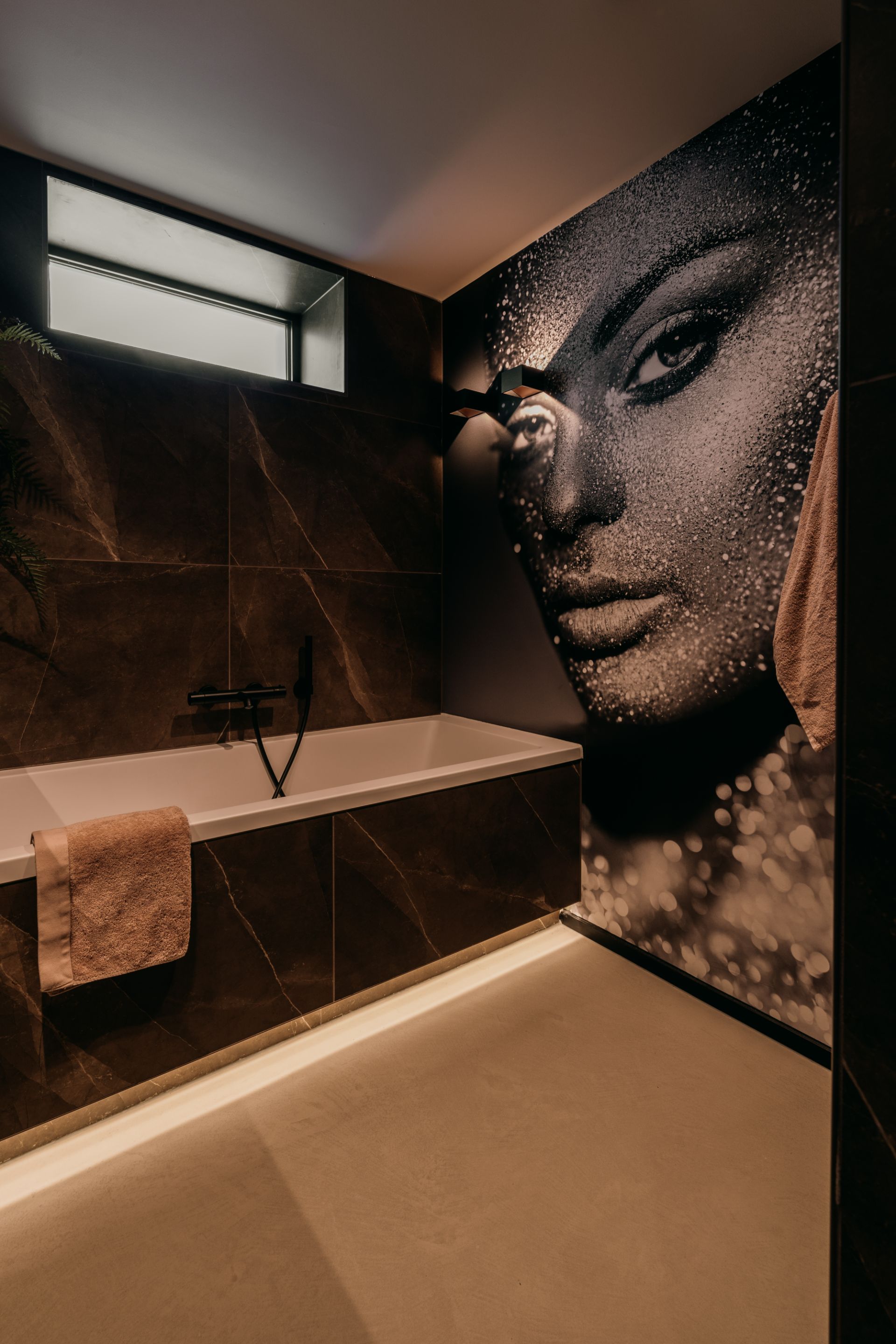 Foto: luxe en suite badkamer   bad met behang   018
