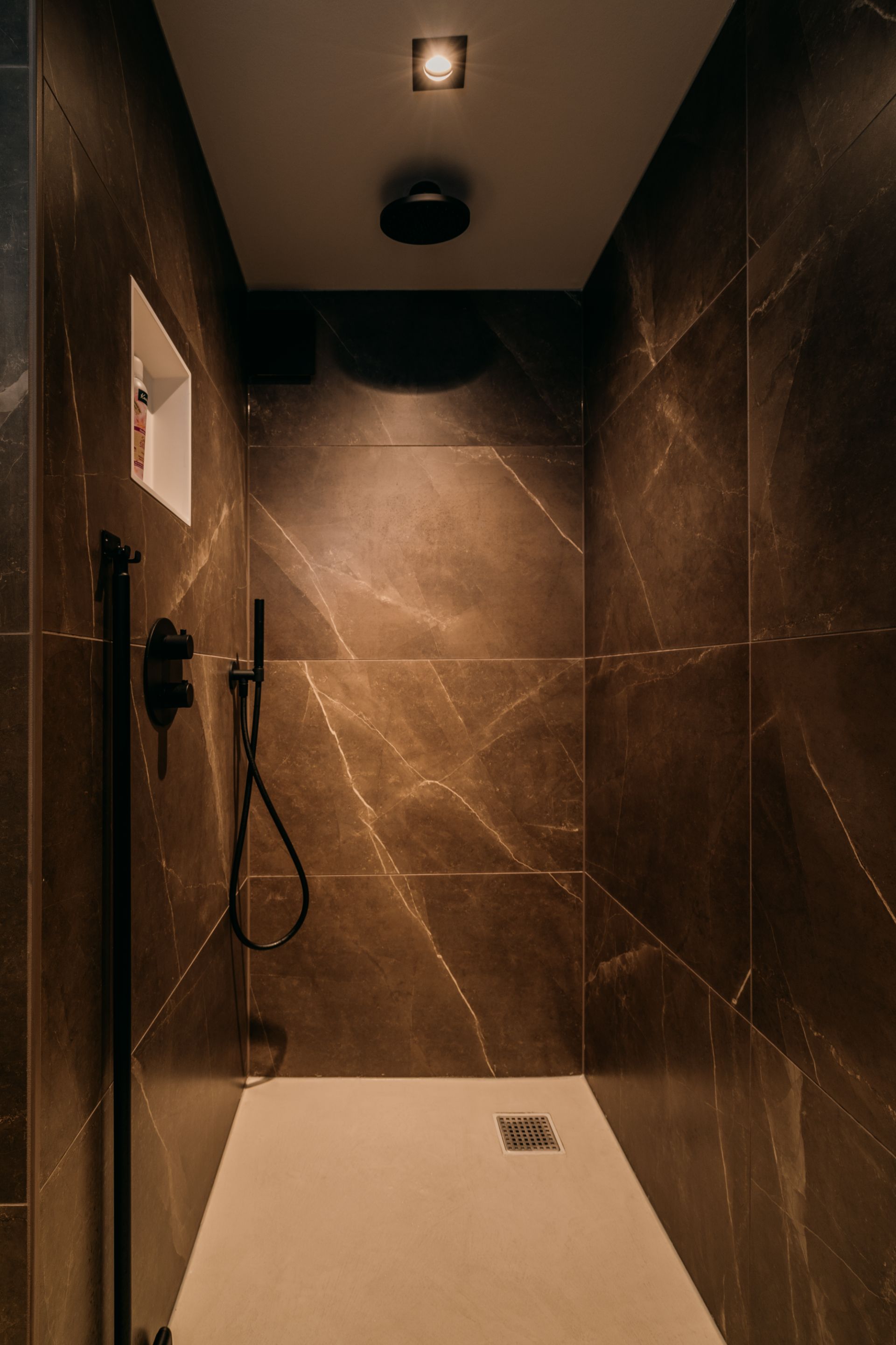 Foto: luxe en suite badkamer in woonark loenen aan de vecht   006
