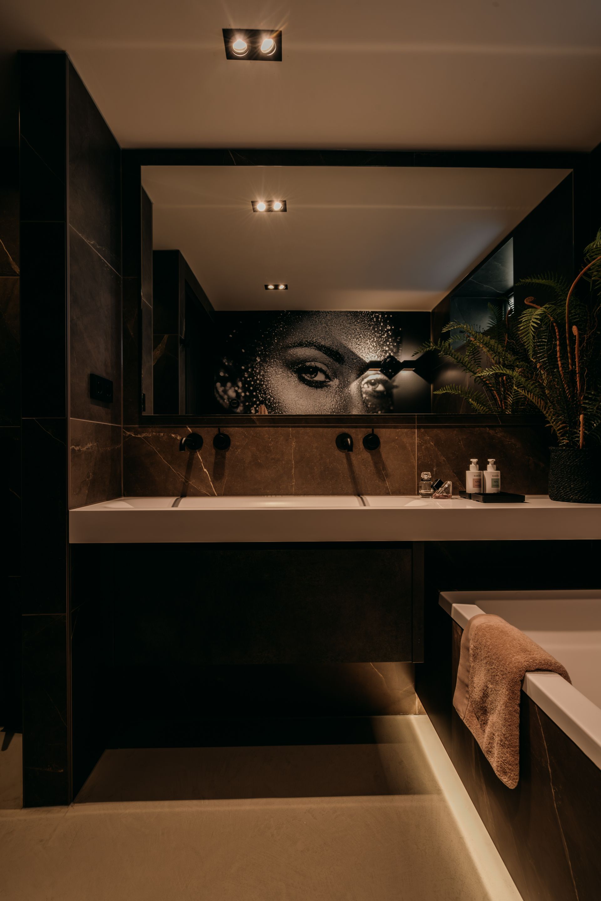 Foto: luxe en suite badkamer maatwerk spiegel   016