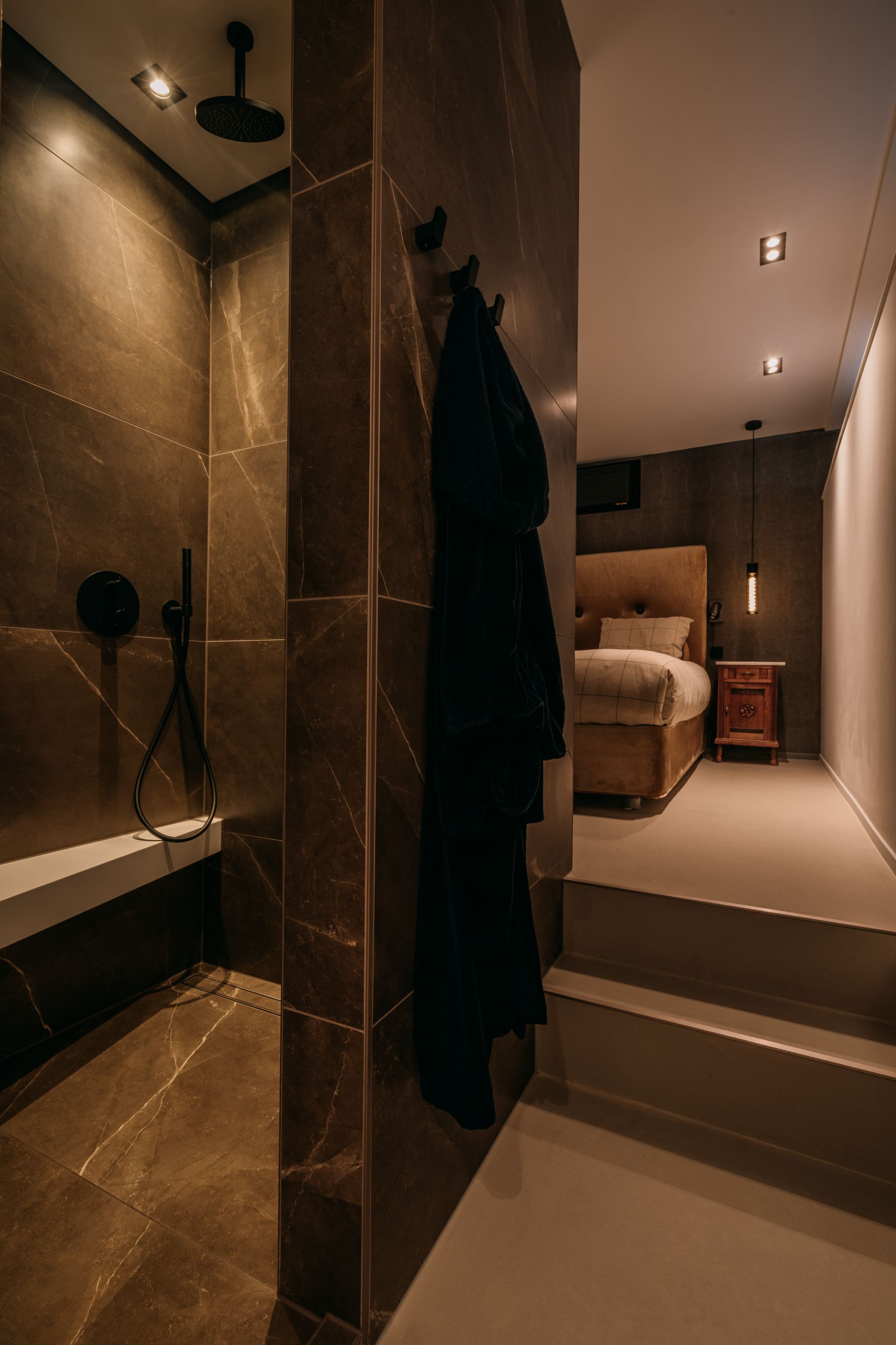 Foto: luxe en suite badkamer met inloopdouche   011