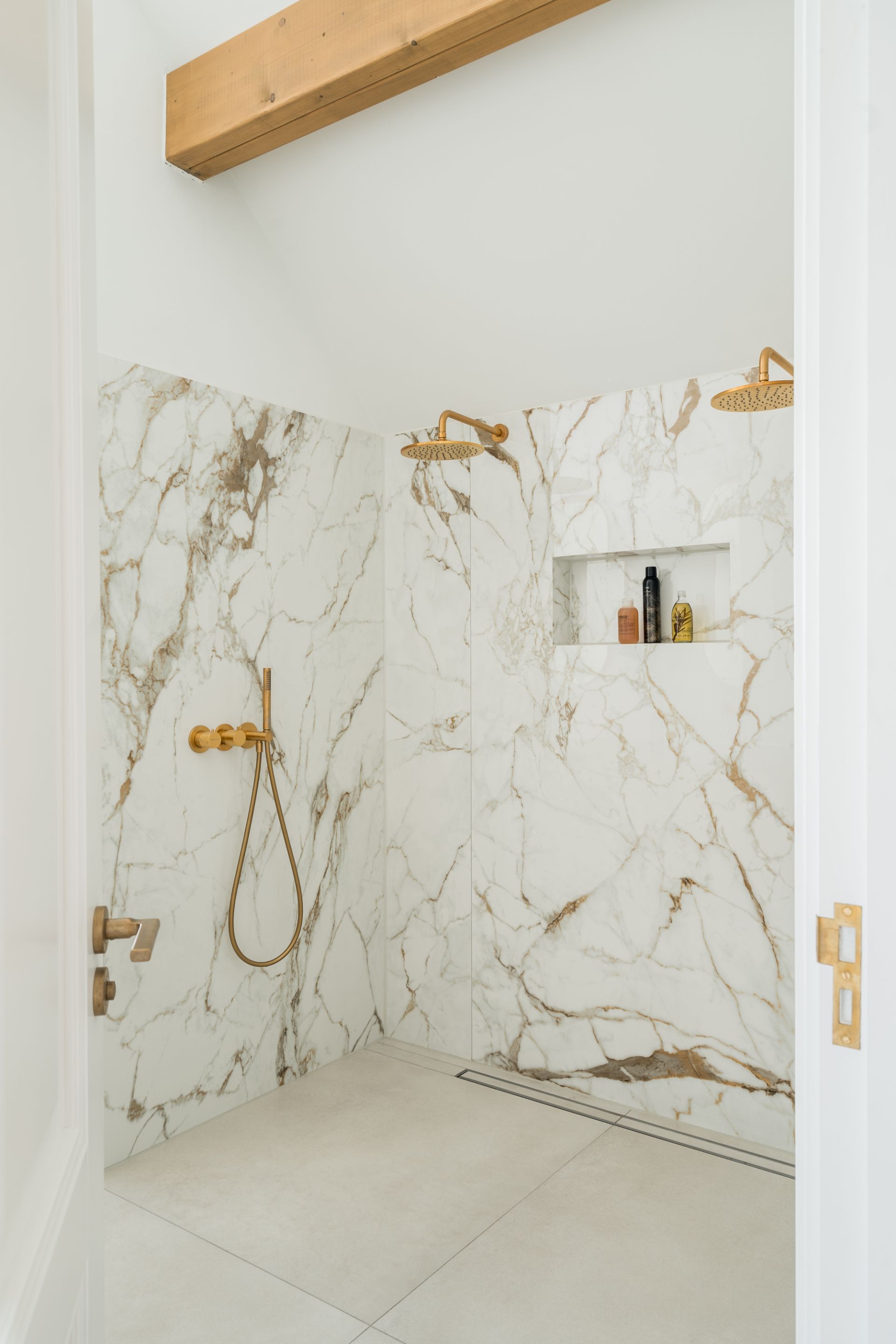 Foto: luxe japandi badkamer in leusden   eerste kamer badkamers   001