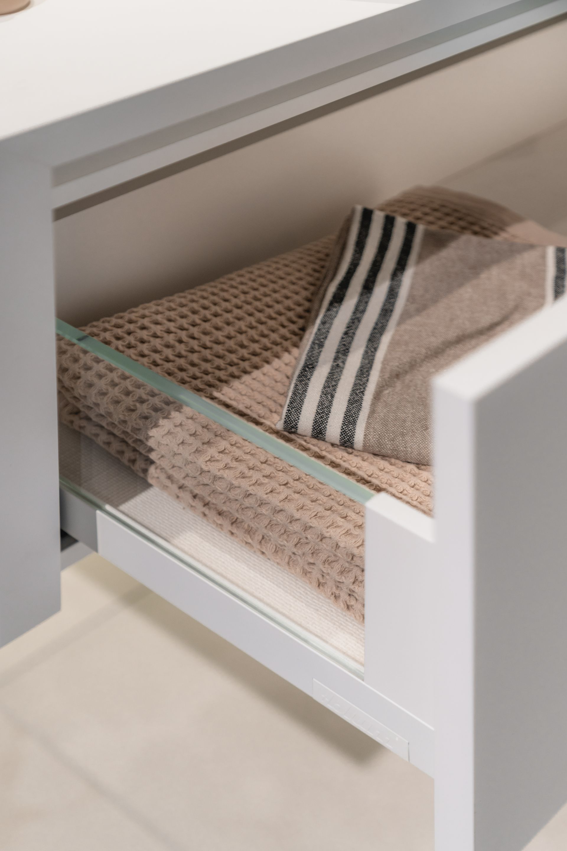 Foto: ultieme witte badkamer met prachtige tegels   eerste kamer badkamers   001